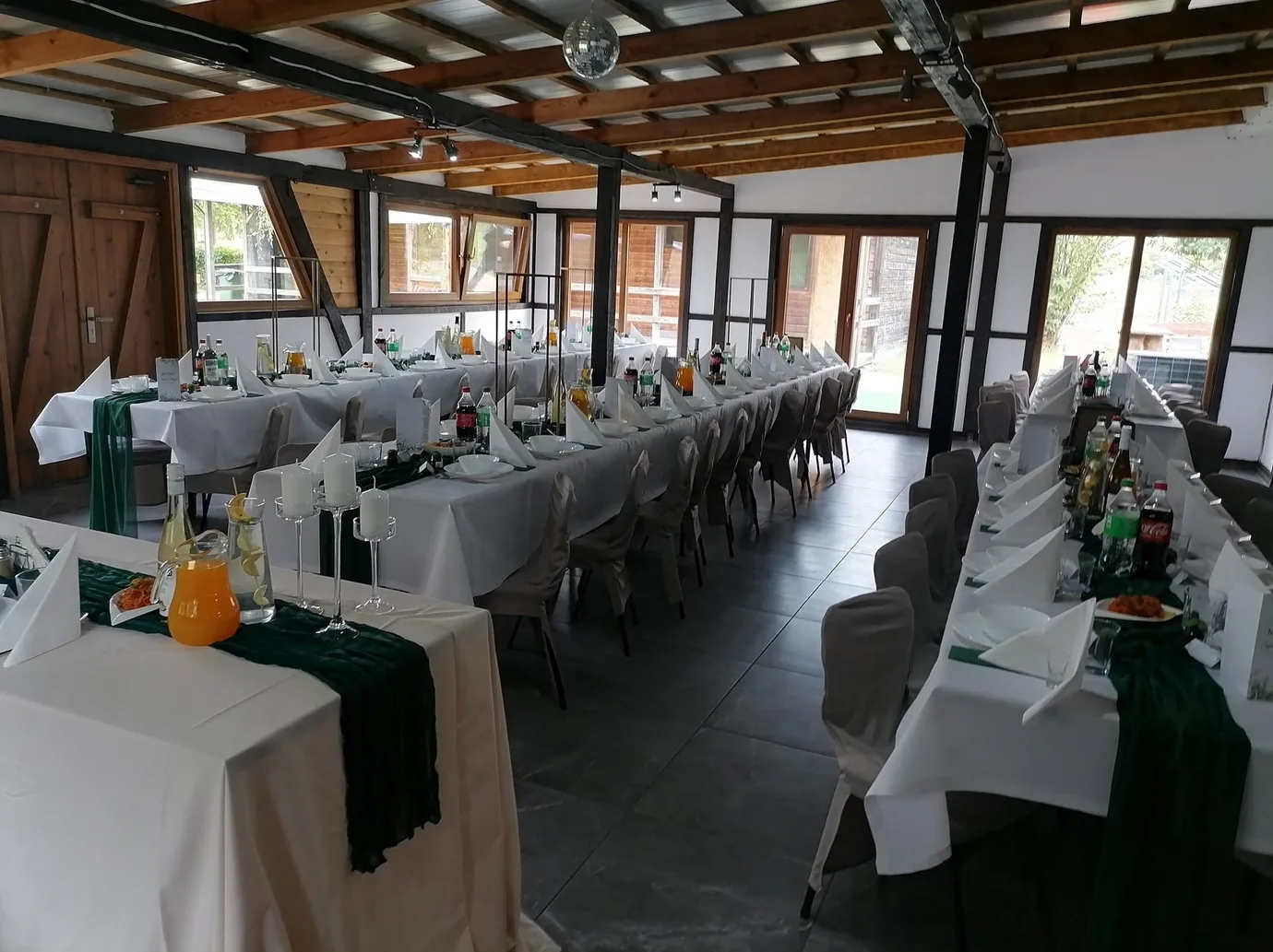 Sala nakryta do przyjęcia pod drewnianym stropem