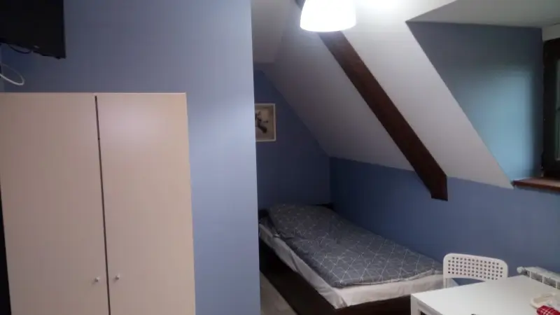 pokój z wygodnym łóżkiem