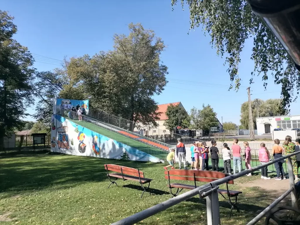 zabawa dzieci na pontonach
